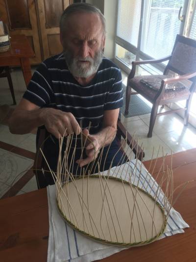 Kreativní činnost pletení košíku z pedigu